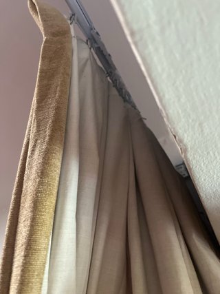 Cortinas Beige y Rojas