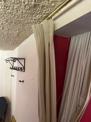 Cortinas Beige y Rojas