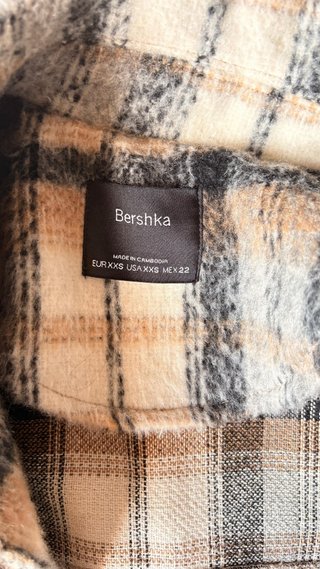 Sobre camisa cuadros/chaqueta chica Bershka