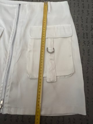 Falda mini cargo blanca con cremallera