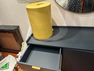 Consola gris y amarilla