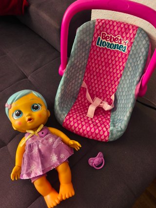 Bebé Llorón con accesorios y silla de coche