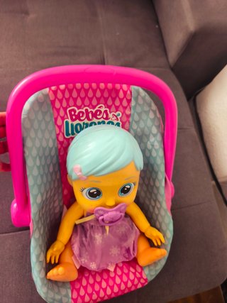 Bebé Llorón con accesorios y silla de coche