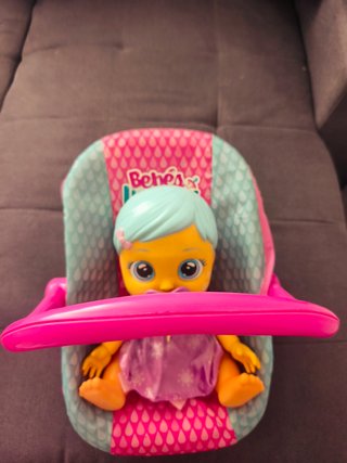Bebé Llorón con accesorios y silla de coche