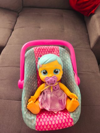 Bebé Llorón con accesorios y silla de coche