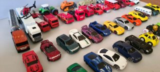 Lote 50 coches y vehículos de juguete