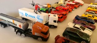 Lote 50 coches y vehículos de juguete