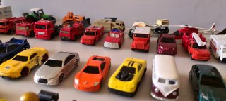 Lote 50 coches y vehículos de juguete