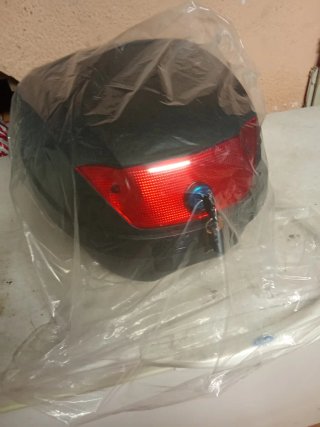 Baúl para moto con luz roja