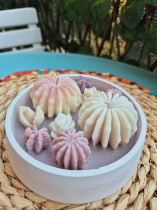 Candela fatta a mano con fiori e succulente