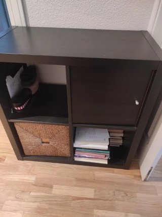Estantería de madera y mimbre