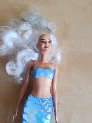 Muñeca sirena con cola azul brillante