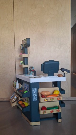 Supermercado de juguete con carrito