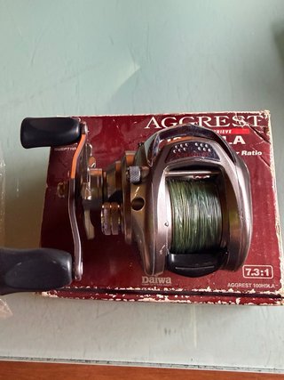 Carrete Daiwa Aggrest 100HSLA Izquierdo