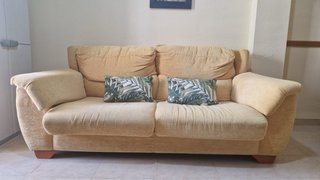 Sofá de tela beige