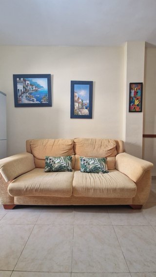 Sofá de tela beige