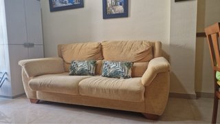 Sofá de tela beige