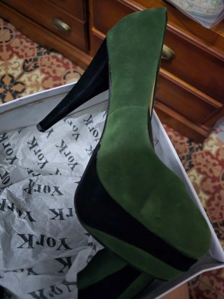 Zapatos de tacón verde y negro