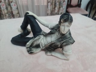 Figura Hombre Recostado Detallada