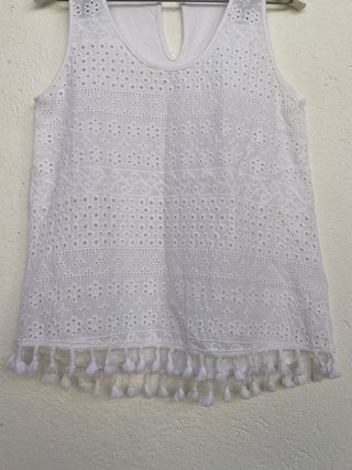 Top Blanco Tirantes Bordado Suizo y Pompones
