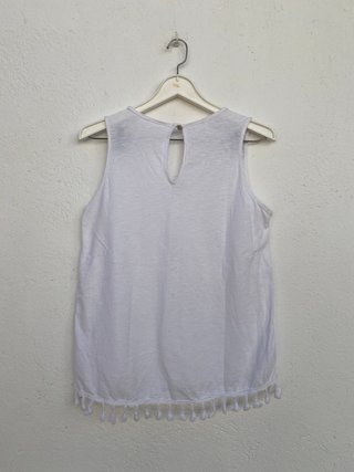 Top Blanco Tirantes Bordado Suizo y Pompones