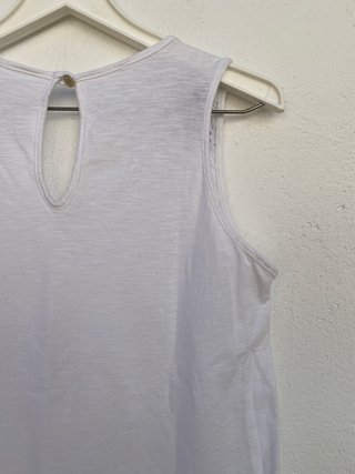 Top Blanco Tirantes Bordado Suizo y Pompones