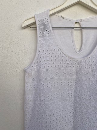Top Blanco Tirantes Bordado Suizo y Pompones