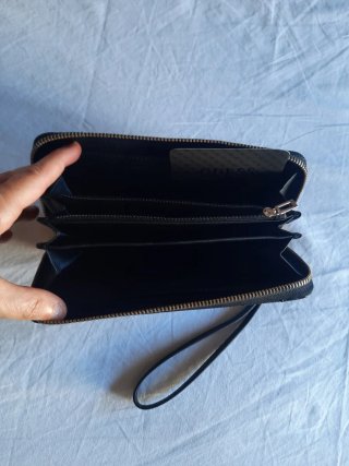 Portafoglio Guess nero con zip e porta carte
