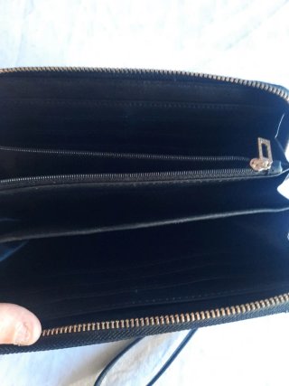 Portafoglio Guess nero con zip e porta carte