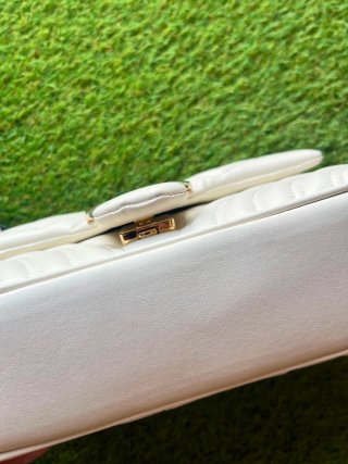 Bolso Gucci Blanco con Detalles Dorados