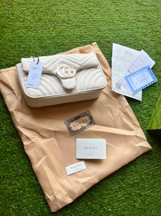 Bolso Gucci Blanco con Detalles Dorados
