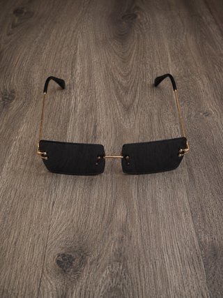 Gafas de sol rectangulares negras y doradas