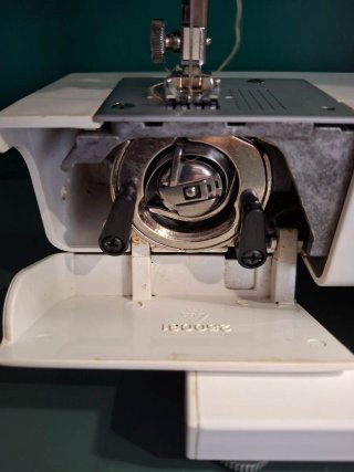 MAQUINA DE COSER PORTATIL