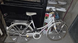 Bicicleta Rabasa blanca con cesta