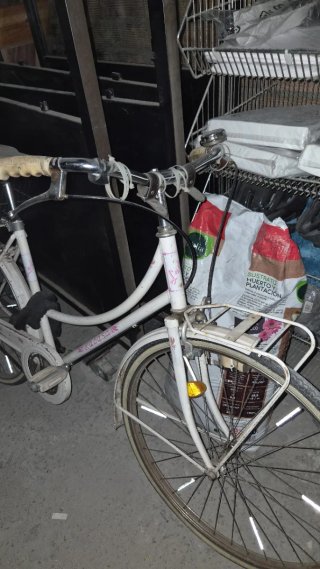 Bicicleta Rabasa blanca con cesta