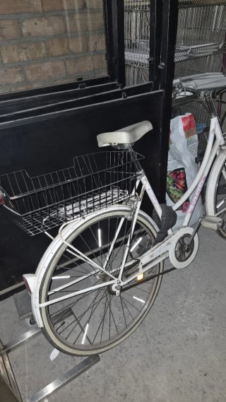 Bicicleta Rabasa blanca con cesta