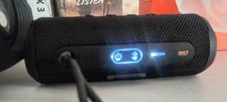 Dos altavoces negros y naranjas