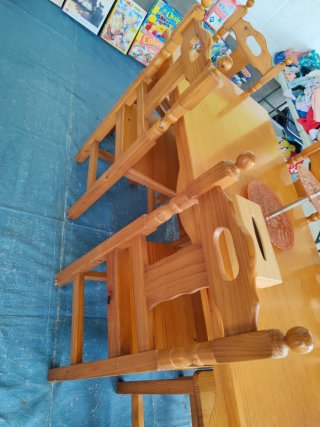 Mesa de madera con 4 sillas