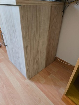 Mueble de madera con puerta y tirador