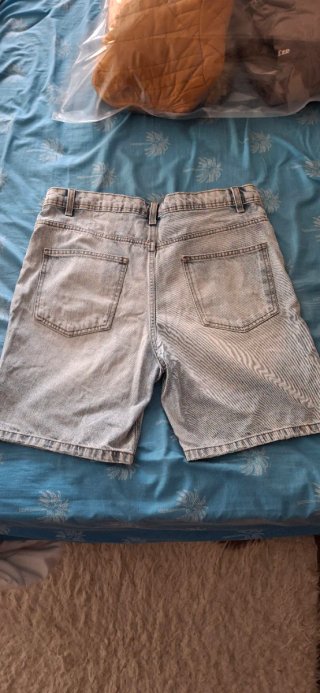 Pantalón corto vaquero hombre desgastado