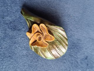 Broche decorativo cerámico artesanal hoja y flor