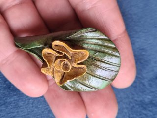 Broche decorativo cerámico artesanal hoja y flor