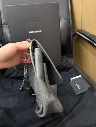 Bolso YSL Niki Piel Gris Elefante Cadena