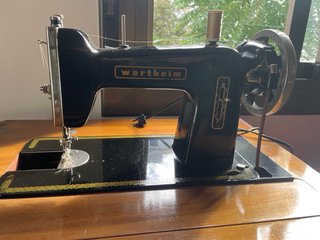 Máquina de coser Wertheim negra