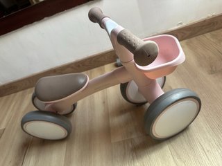Bicicleta de equilibrio rosa para niña
