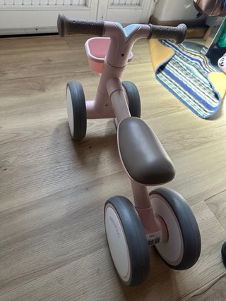 Bicicleta de equilibrio rosa para niña