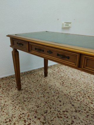 Mesa de madera con tapete de cuero