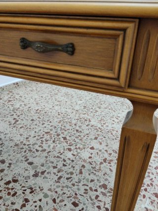 Mesa de madera con tapete de cuero