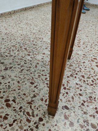 Mesa de madera con tapete de cuero