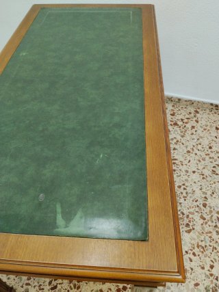 Mesa de madera con tapete de cuero